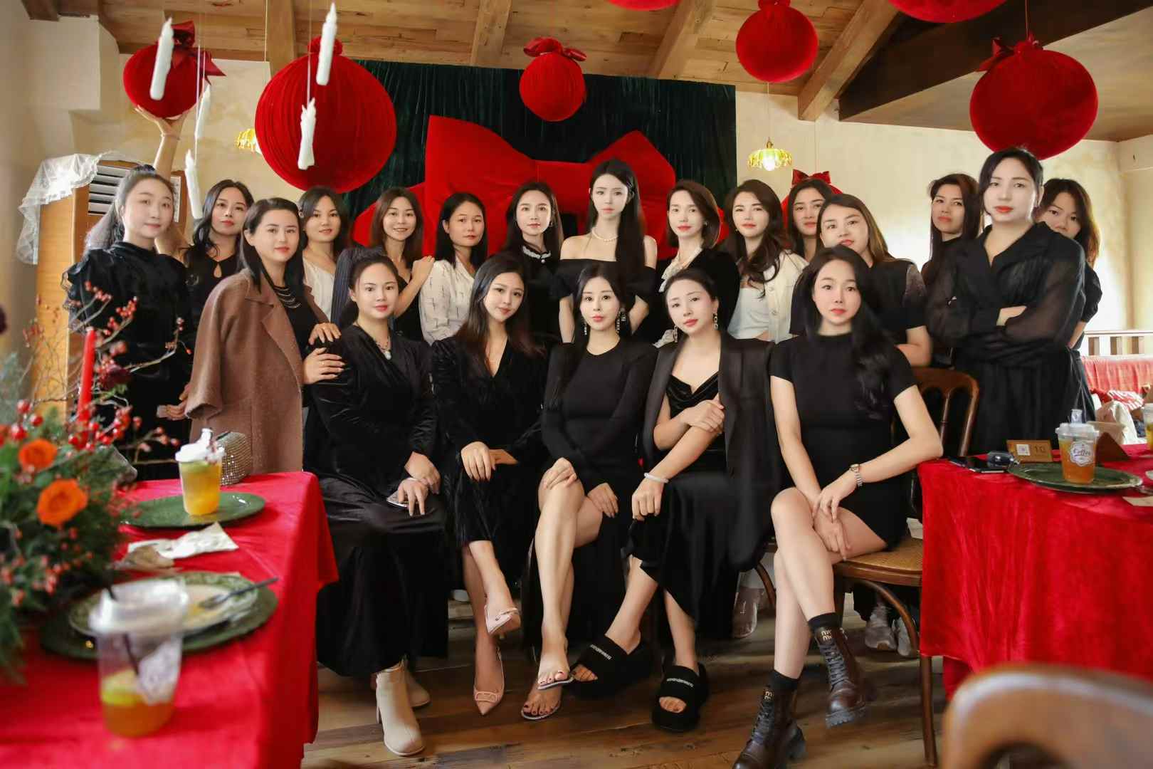 红灯笼装饰的室内活动现场，多人合影